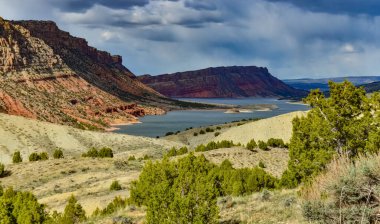 Dağlık arazi, kızıl dağların arasında bir göl, göldeki adalar. Utah, ABD