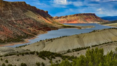 Dağlık arazi, kızıl dağların arasında bir göl, göldeki adalar. Utah, ABD