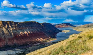 Dağlık arazi, kızıl dağların arasında bir göl, göldeki adalar. Utah, ABD