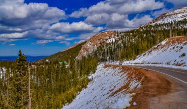 Kış dağlarının manzarası, Pikes Tepesi 'nin karla kaplı yamaçları, Colorado, ABD