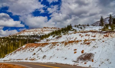 Kış dağlarının manzarası, Pikes Tepesi 'nin karla kaplı yamaçları, Colorado, ABD