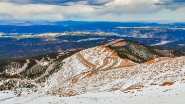 Virajlı yol, dağlarda yılan gibi kıvrılır. Colorado 'daki Pikes Tepesi Dağı' na kadar.