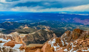 Kış dağlarının manzarası, Pikes Tepesi 'nin karla kaplı yamaçları, Colorado, ABD