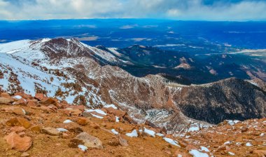Kış dağlarının manzarası, Pikes Tepesi 'nin karla kaplı yamaçları, Colorado, ABD