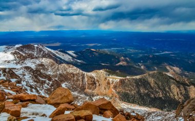 Kış dağlarının manzarası, Pikes Tepesi 'nin karla kaplı yamaçları, Colorado, ABD