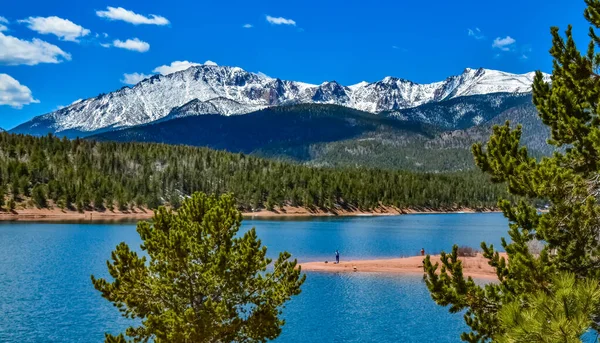 Pike Peak Panorama 'da. Colorado Baharı, Colorado, ABD 'deki Pikes Tepesi Dağları' nda bir dağ gölü yakınında karla kaplı ve ormanlı dağlar.