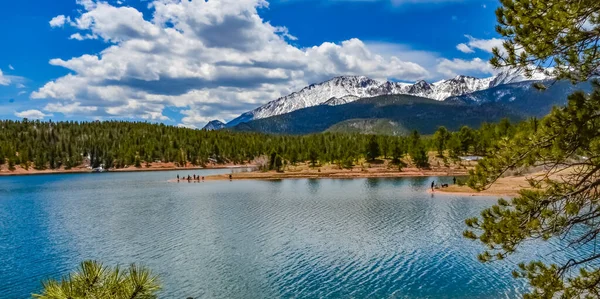 Pike Peak Panorama 'da. Colorado Baharı, Colorado, ABD 'deki Pikes Tepesi Dağları' nda bir dağ gölü yakınında karla kaplı ve ormanlı dağlar.