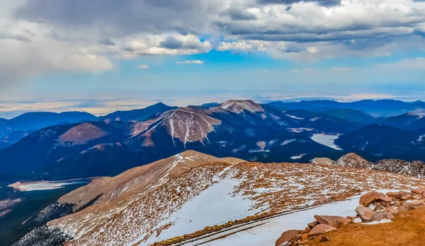 Kışın dağlar, karla kaplı Pikes Tepesi yamaçları, Colorado, ABD