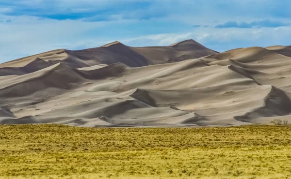 Arka planda dağlar olan Great Sand Dunes, Colorado, ABD