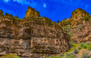Utah, ABD 'deki dağlık arazi, kırmızı ve sarı dağlar