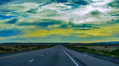 Utah, ABD 'de ufkun ötesine uzanan düz düz asfalt yolu.