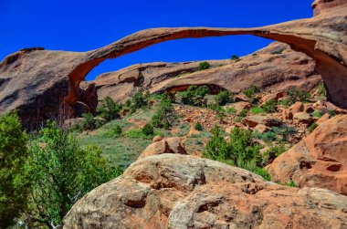 Peyzaj Kemeri, Devils Garden patikasındaki en büyük kemerlerden biridir. Moab, Utah 'taki Arches Ulusal Parkı