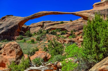 Peyzaj Kemeri, Devils Garden patikasındaki en büyük kemerlerden biridir. Moab, Utah 'taki Arches Ulusal Parkı