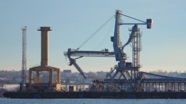 CHERNOMORSK, UKRAINE - 29 HAZİRAN 2021: sanayi manzarası. Liman, Ukrayna 'da vinç ve gemiler.