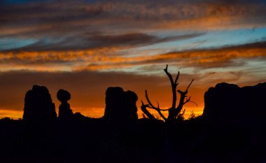 Akşam batımı, dağ manzarası ve kızıl dağlara karşı. Kanyonlar, Moab, Utah ABD