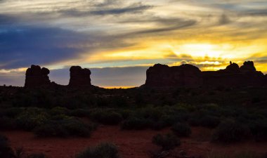 Akşam batımı, dağ manzarası ve kızıl dağlara karşı. Kanyonlar, Moab, Utah ABD