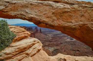 Moab, Utah yakınlarındaki Canyonlands Ulusal Parkı 'ndaki Mesa Arch' tan görüntü