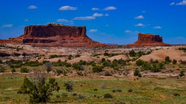Kanyonlar Ulusal Parkı 'ndaki kırmızı kayaların katmanlı jeolojik oluşumları Utah' ta Moab yakınlarında. ABD