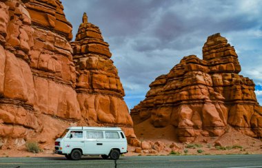 Kanyonlar Ulusal Parkı 'ndaki kırmızı kayaların katmanlı jeolojik oluşumları Utah' ta Moab yakınlarında. ABD