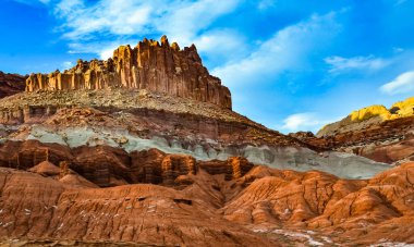 Kanyonlar Ulusal Parkı 'ndaki kırmızı kayaların katmanlı jeolojik oluşumları Utah' ta Moab yakınlarında. ABD