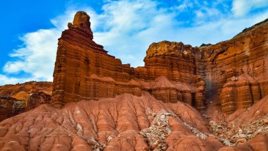 Kanyonlar Ulusal Parkı 'ndaki kırmızı kayaların katmanlı jeolojik oluşumları Utah' ta Moab yakınlarında. ABD