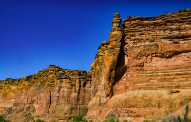 Kanyonlar Ulusal Parkı 'ndaki kırmızı kayaların katmanlı jeolojik oluşumları Utah' ta Moab yakınlarında. ABD