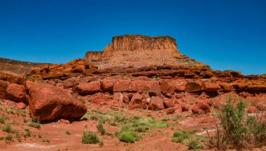 Kanyonlar Ulusal Parkı 'ndaki kırmızı kayaların katmanlı jeolojik oluşumları Utah' ta Moab yakınlarında. ABD