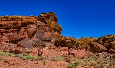 Kanyonlar Ulusal Parkı 'ndaki kırmızı kayaların katmanlı jeolojik oluşumları Utah' ta Moab yakınlarında. ABD