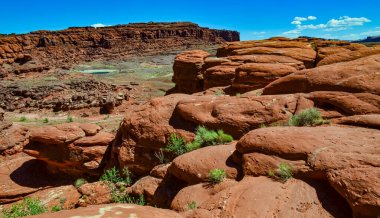 Kanyonlar Ulusal Parkı 'ndaki kırmızı kayaların katmanlı jeolojik oluşumları Utah' ta Moab yakınlarında. ABD