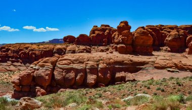 Kanyonlar Ulusal Parkı 'ndaki kırmızı kayaların katmanlı jeolojik oluşumları Utah' ta Moab yakınlarında. ABD
