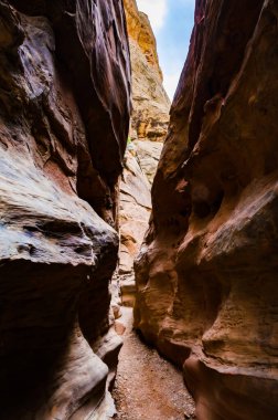 Kanyondaki su ve rüzgar uçurumları tarafından aşınmış. Küçük Vahşi At Kanyonu. San Rafael Swell, Utah ABD
