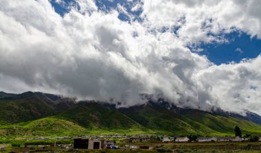 Alçak asılı bulutlarla kaplı orman dağları, ABD