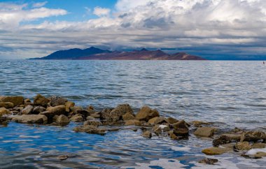 Hipersalin gölünün kıyısı. Great Salt Lake Eyalet Parkı. Utah ABD