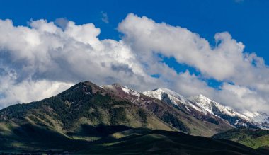 ABD 'deki dağların üzerinden gün boyunca yağmur bulutları yağar