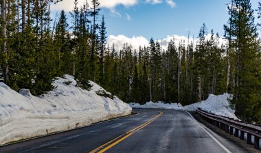 Yellowstone Ulusal Parkı 'na giden asfalt yol baharın başlarında kardan temizlendi, ABD