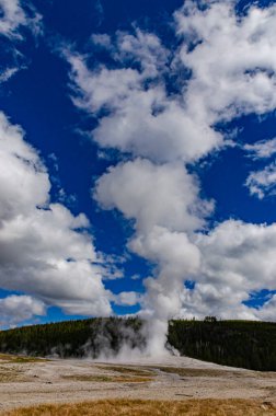 Geyser Old Faithful, ABD 'nin Wyoming kentindeki Yellowstone Ulusal Parkı' nda patladı