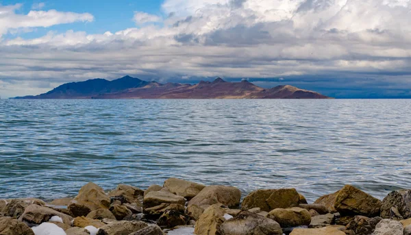 Hipersalin gölünün kıyısı. Great Salt Lake Eyalet Parkı. Utah ABD