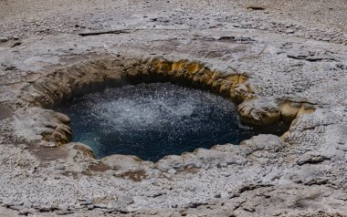 Kaynar su kaynayan gayzer. Büyük patlamalarla aktif gayzer. Yellowstone NP, Wyoming, ABD