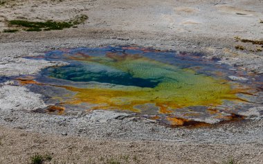 Kaynar su kaynayan gayzer. Büyük patlamalarla aktif gayzer. Yellowstone NP, Wyoming, ABD