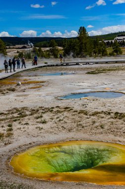 Kaynar su kaynayan gayzer. Büyük patlamalarla aktif gayzer. Yellowstone NP, Wyoming, ABD