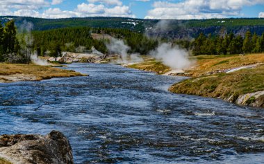 Wyoming, ABD 'deki Yellowstone Ulusal Parkı vadisinde sıcak su bulunan bir nehir.