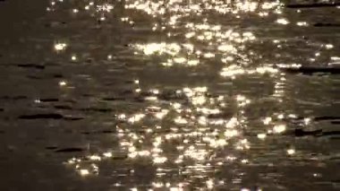 Karadeniz 'deki suyun yüzeyinde güneşin parlaması..