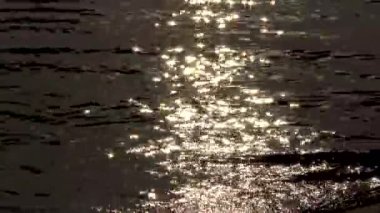 Karadeniz 'deki suyun yüzeyinde güneşin parlaması..