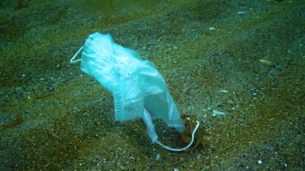 Grote Krab Verstrikt Medisch Masker Vervuiling Van Oceaan Met Plastic — Stockvideo