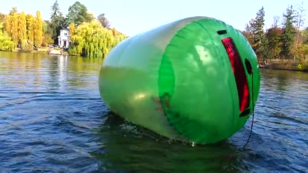 2019年10月19日 孩子们在漂浮在水面上的气球中玩耍 Sofievsky Park Uman Ukraine — 图库视频影像