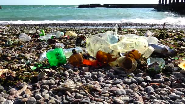 ウクライナ オデッサ 10月12 2019 生態学的問題 海と海岸のプラスチックごみ 海の汚染 — ストック動画