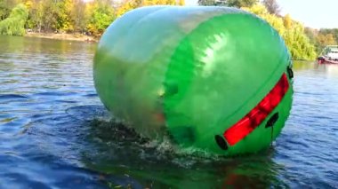 UKRAINE, Uman - 19 Ekim 2019: Çocuklar suda yüzen bir balonda oynuyorlar. Sofievsky Parkı, Uman, Ukrayna