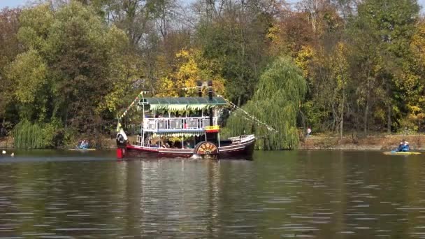 Ukraine Uman Października 2019 Autumn Pleasure Boat Rolls Tourists Lake — Wideo stockowe