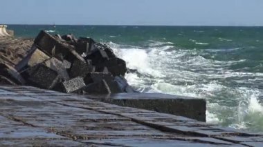 Denizde fırtına. Beton sahil korumasında büyük dalgalar kırılıyor. Odessa Körfezi, Karadeniz, Ukrayna