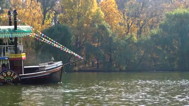 Ucrania Uman Octubre 2019 Otoño Una Embarcación Recreo Rueda Los — Vídeo de stock